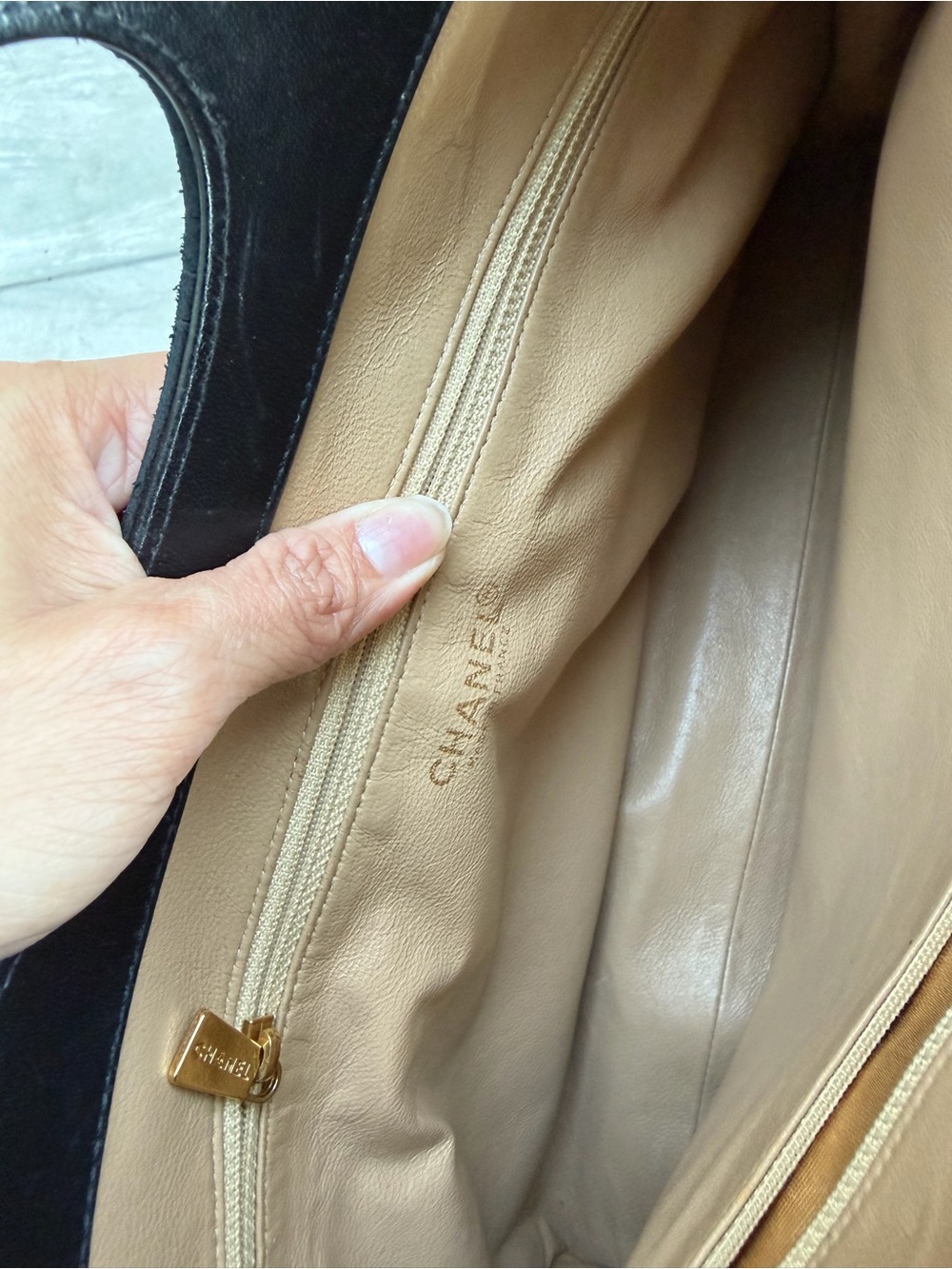 Vintage CHANEL Quilted Leather Tote Beige Black Gold CC Y2K - Picture 5 of 15